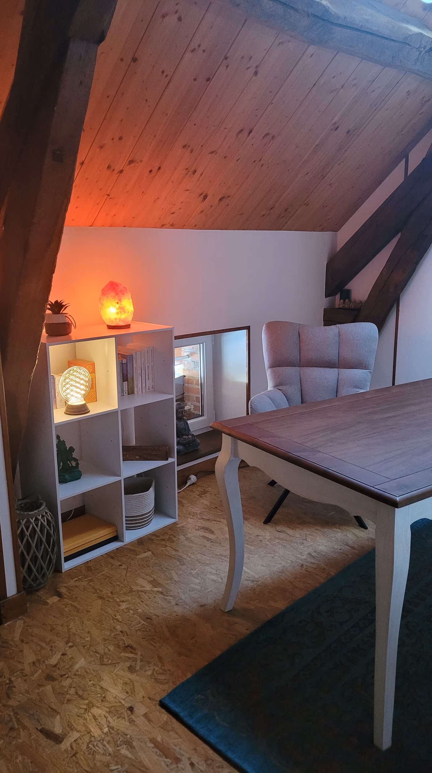 Bureau d'accompagnement de Céline Soulard, avec fauteuil, table et lumière douce
